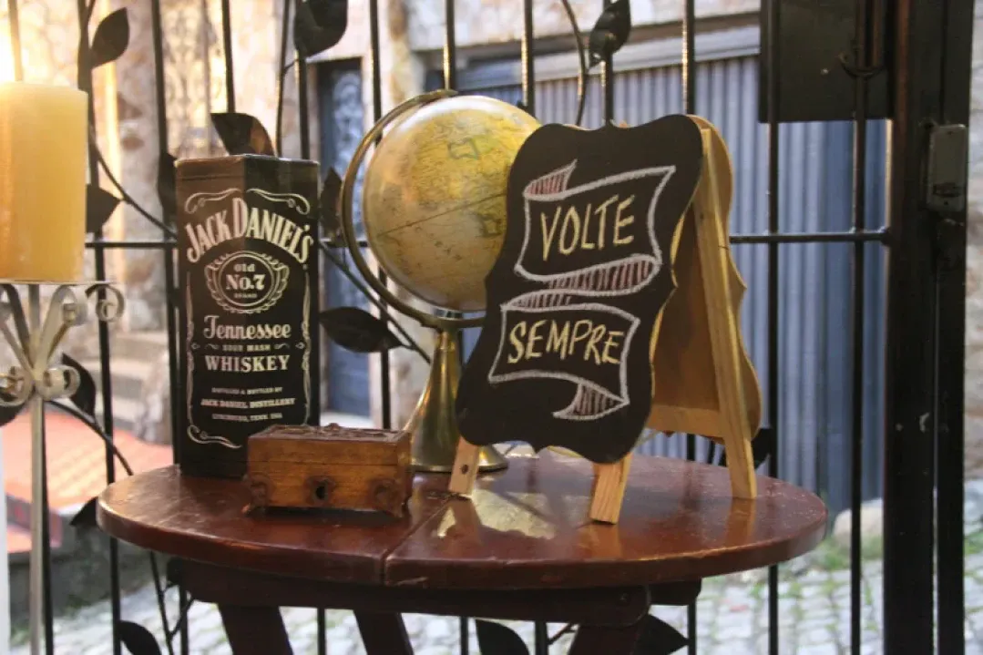 Explorer Cocktail Bar