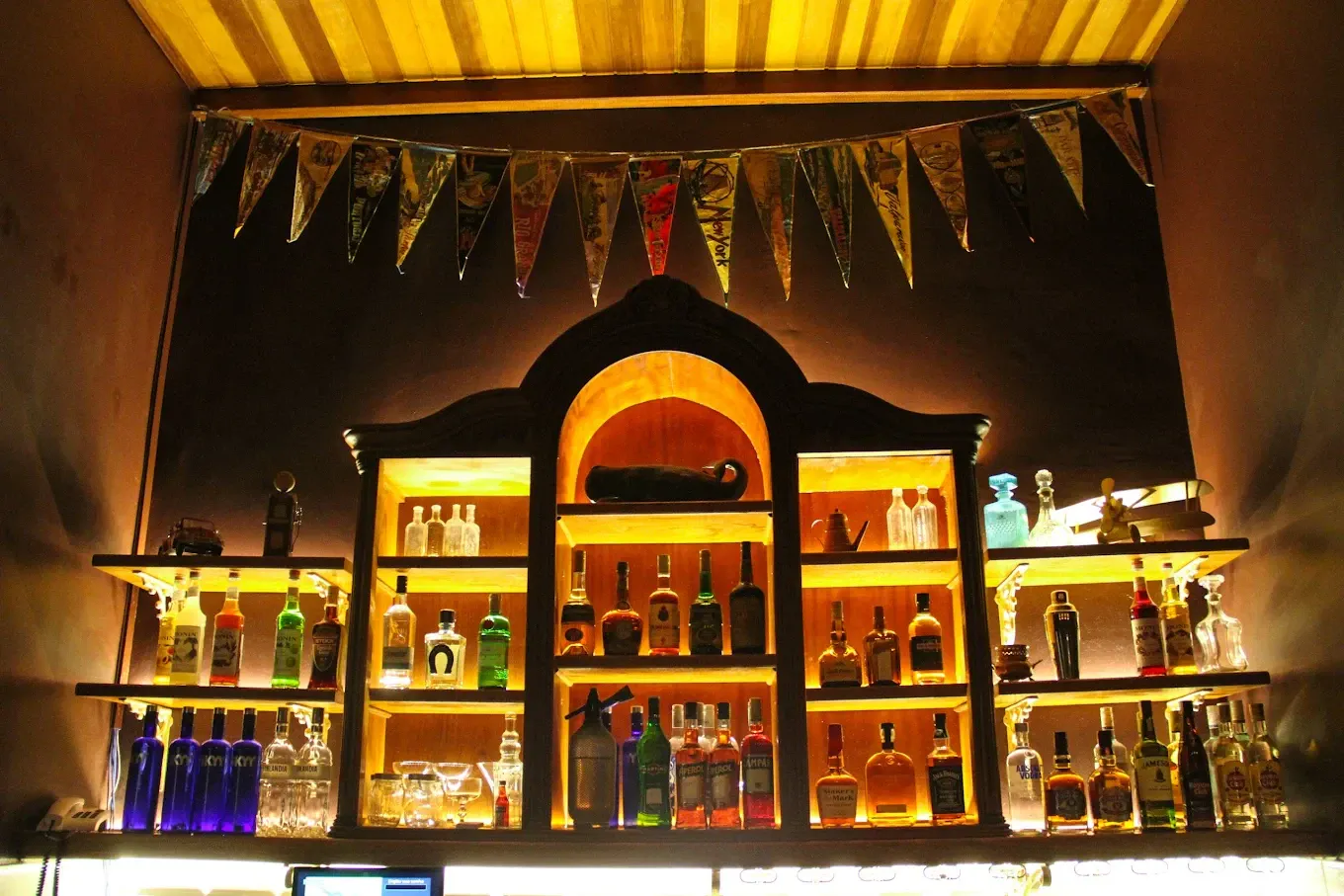 Explorer Cocktail Bar